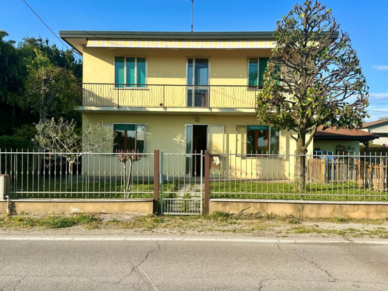 Ad Abano Terme, nella tranquilla e verdeggiante zona del quartiere San Lorenzo, comodamente colle...