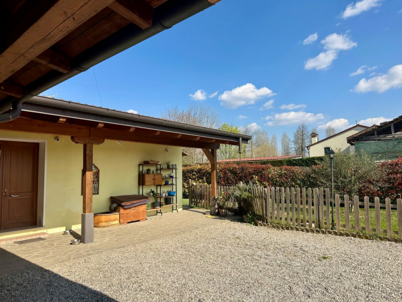 Ad Abano Terme, nella tranquilla e verdeggiante zona del quartiere San Lorenzo, comodamente colle...