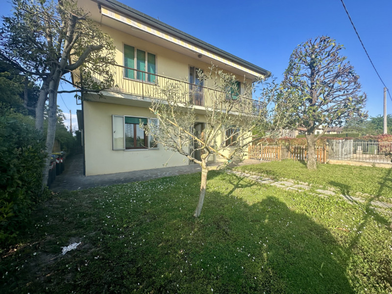 Ad Abano Terme, nella tranquilla e verdeggiante zona del quartiere San Lorenzo, comodamente colle...