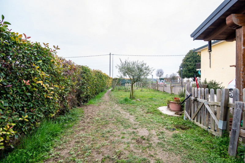 Abano Terme, nella zona più verdeggiante del quartiere San Lorenzo e con comodo collegamento all'...