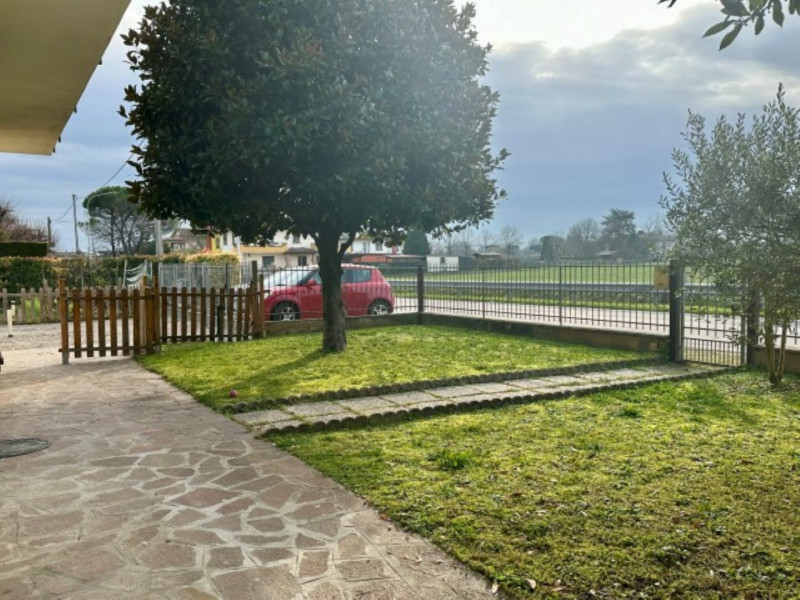 Ad Abano Terme, nella tranquilla e verdeggiante zona del quartiere San Lorenzo, comodamente colle...