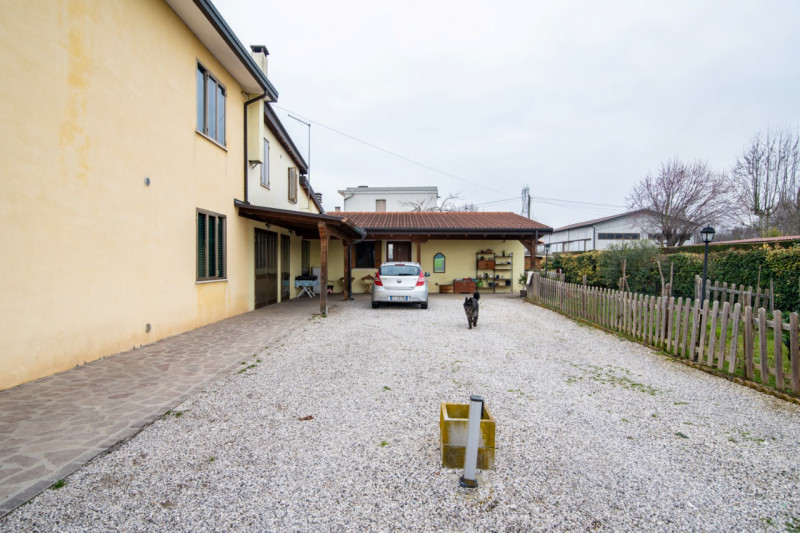Abano Terme, nella zona più verdeggiante del quartiere San Lorenzo e con comodo collegamento all'...