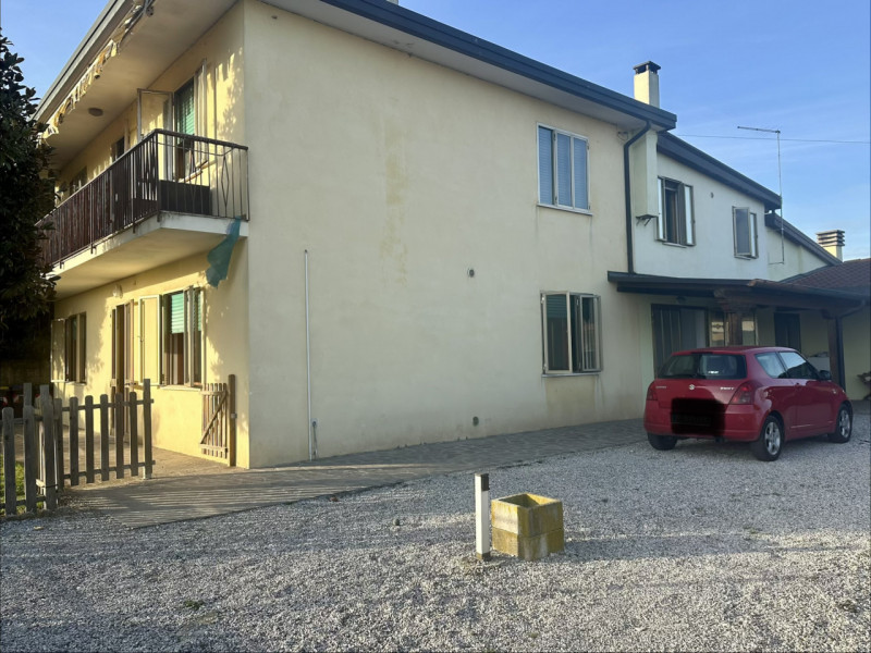 Abano Terme, nella zona più verdeggiante del quartiere San Lorenzo e con comodo collegamento all'...