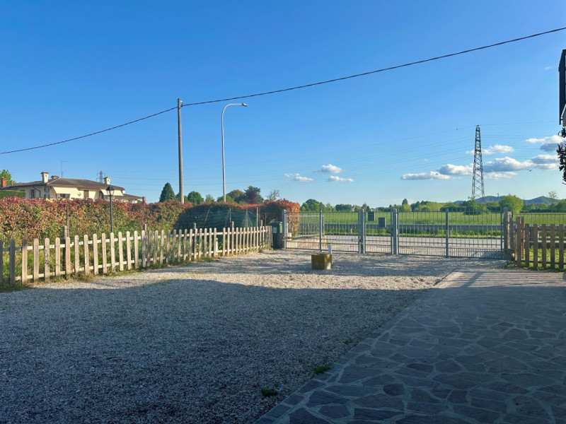 Ad Abano Terme, nella tranquilla e verdeggiante zona del quartiere San Lorenzo, comodamente colle...