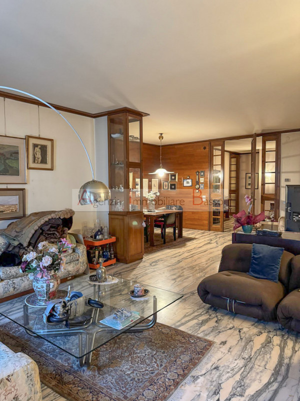 CENTRALISSIMO – APPARTAMENTO DI RAPPRESENTANZA IN PALAZZO SIGNORILE

Nel cuore della città, all’i...