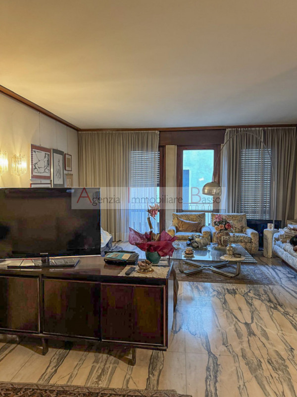 CENTRALISSIMO – APPARTAMENTO DI RAPPRESENTANZA IN PALAZZO SIGNORILE

Nel cuore della città, all’i...