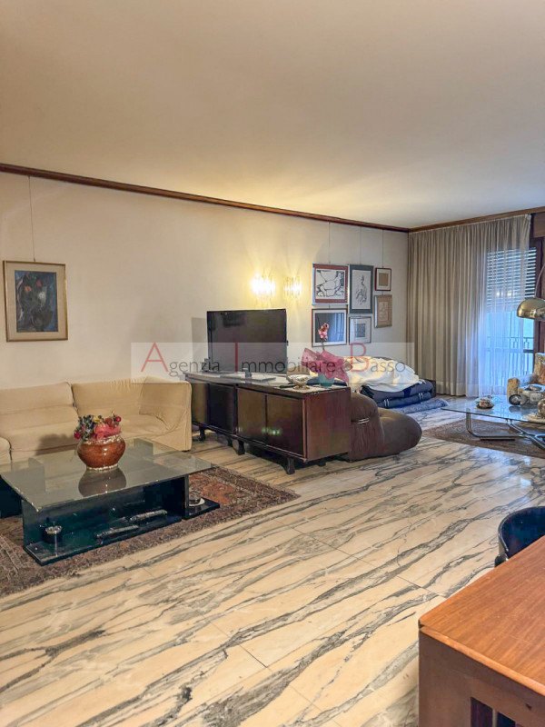 CENTRALISSIMO – APPARTAMENTO DI RAPPRESENTANZA IN PALAZZO SIGNORILE

Nel cuore della città, all’i...