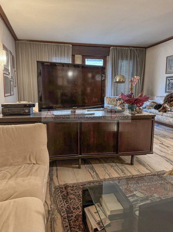 CENTRALISSIMO – APPARTAMENTO DI RAPPRESENTANZA IN PALAZZO SIGNORILE

Nel cuore della città, all’i...