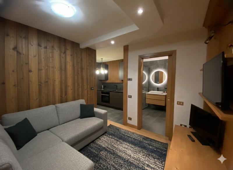 Nel cuore di Asiago, a soli due minuti a piedi dal centro, proponiamo un appartamento elegante e ...