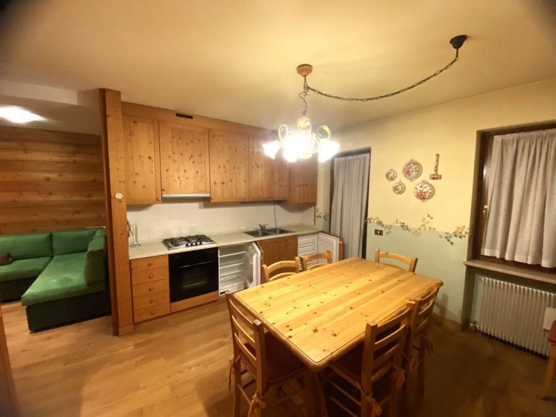 Nel cuore di Asiago, a soli due minuti a piedi dal centro, proponiamo un appartamento elegante e ...