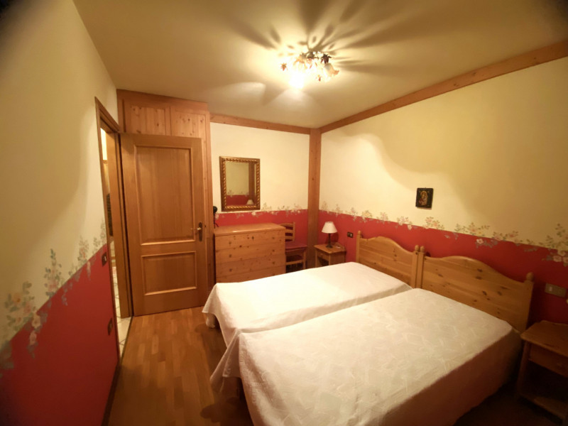 Nel cuore di Asiago, a soli due minuti a piedi dal centro, proponiamo un appartamento elegante e ...