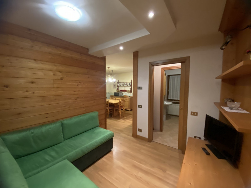 Nel cuore di Asiago, a soli due minuti a piedi dal centro, proponiamo un appartamento elegante e ...