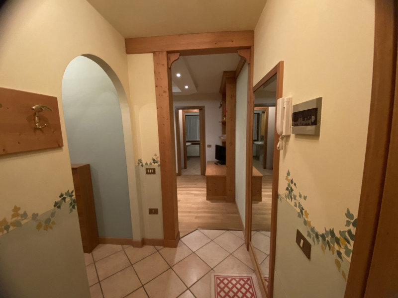 Nel cuore di Asiago, a soli due minuti a piedi dal centro, proponiamo un appartamento elegante e ...