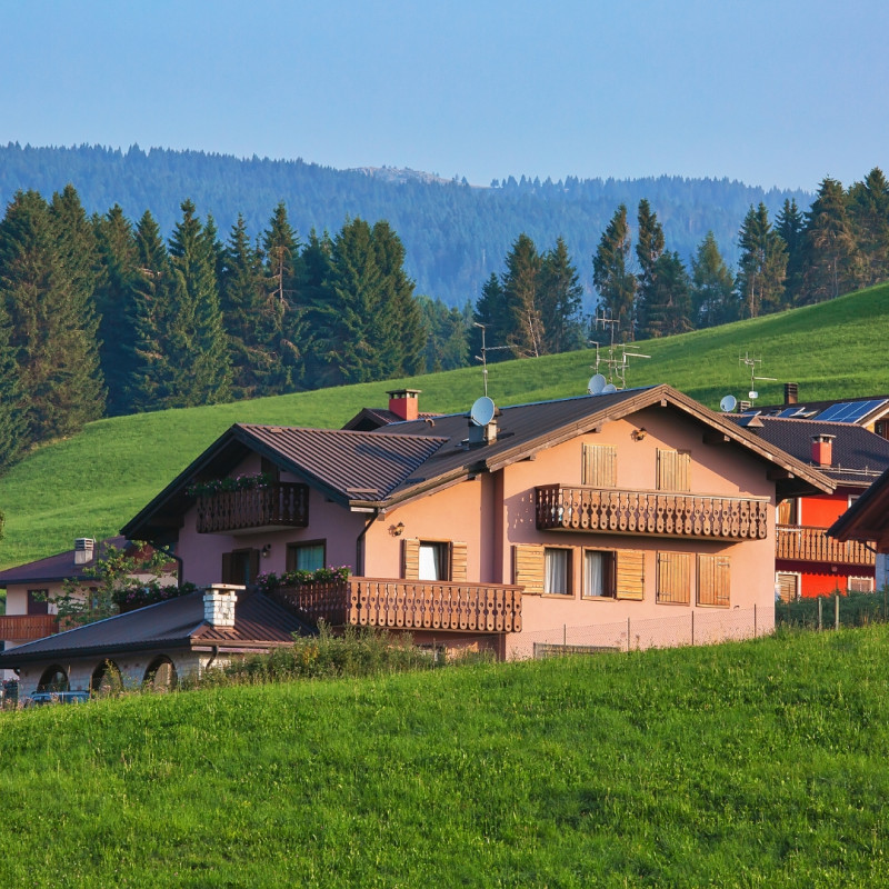 Nel cuore di Asiago, a soli due minuti a piedi dal centro, proponiamo un appartamento elegante e ...