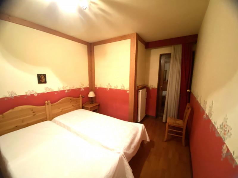 Nel cuore di Asiago, a soli due minuti a piedi dal centro, proponiamo un appartamento elegante e ...