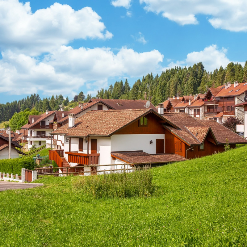 Nel cuore di Asiago, a soli due minuti a piedi dal centro, proponiamo un appartamento elegante e ...