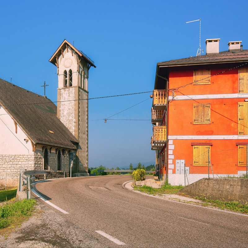 Nel cuore di Asiago, a soli due minuti a piedi dal centro, proponiamo un appartamento elegante e ...