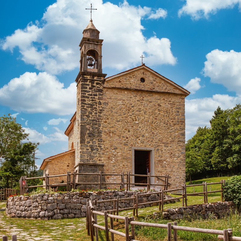 Nel cuore di Asiago, a soli due minuti a piedi dal centro, proponiamo un appartamento elegante e ...