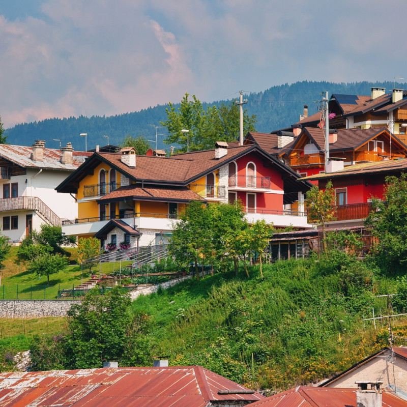 Nel cuore di Asiago, a soli due minuti a piedi dal centro, proponiamo un appartamento elegante e ...