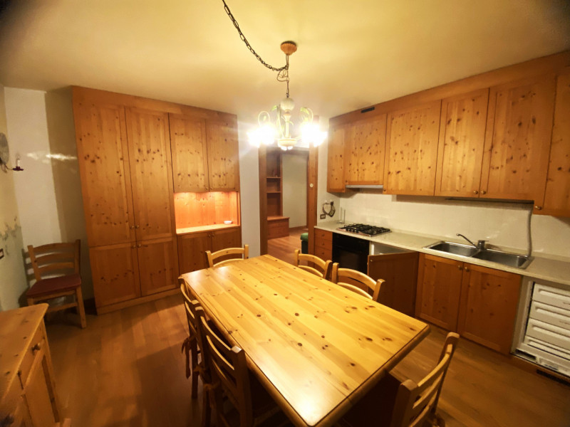 Nel cuore di Asiago, a soli due minuti a piedi dal centro, proponiamo un appartamento elegante e ...