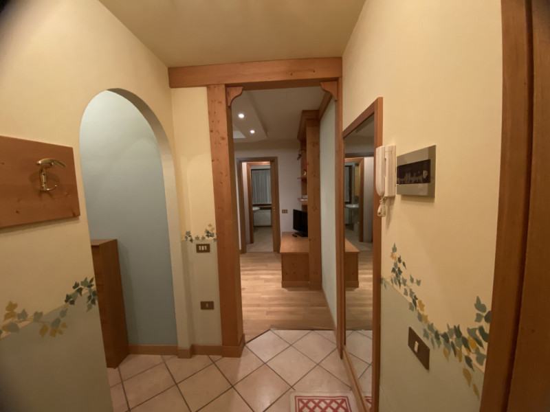 Nel cuore di Asiago, a soli due minuti a piedi dal centro, proponiamo un appartamento elegante e ...