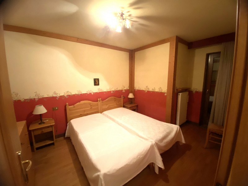 Nel cuore di Asiago, a soli due minuti a piedi dal centro, proponiamo un appartamento elegante e ...