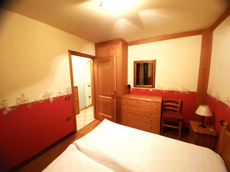 Nel cuore di Asiago, a soli due minuti a piedi dal centro, proponiamo un appartamento elegante e ...