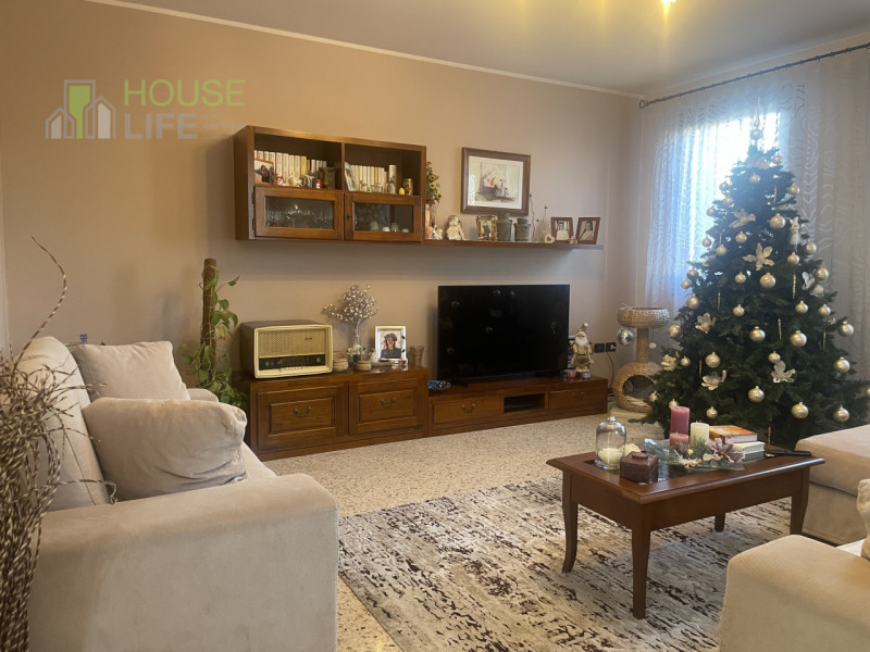 SAN VITO DI LEGUZZANO: in zona residenziale comoda al centro, proponiamo CASA AFFIANCATA DI TESTA...