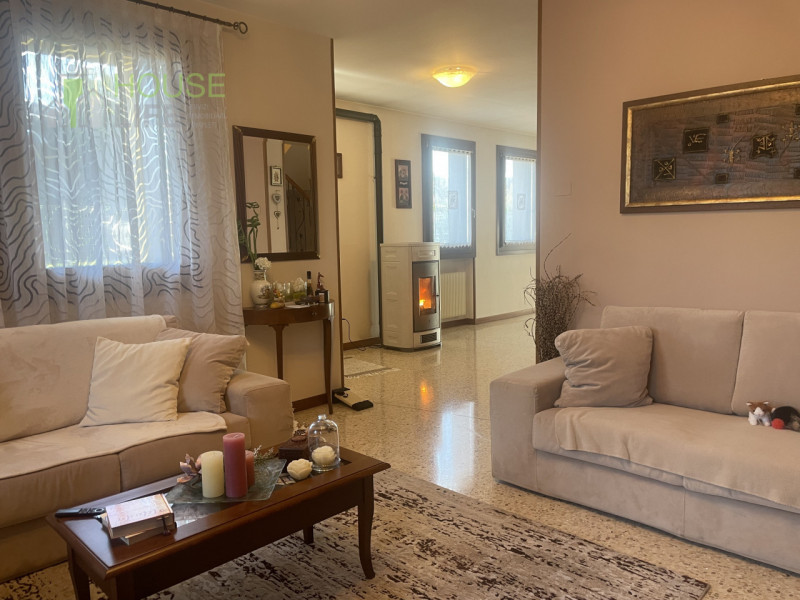 SAN VITO DI LEGUZZANO: in zona residenziale comoda al centro, proponiamo CASA AFFIANCATA DI TESTA...