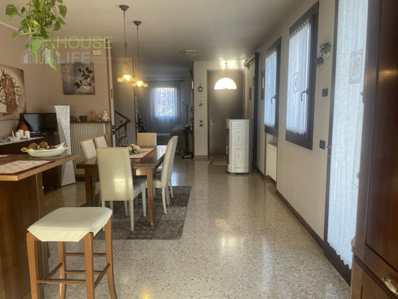 SAN VITO DI LEGUZZANO: in zona residenziale comoda al centro, proponiamo CASA AFFIANCATA DI TESTA...