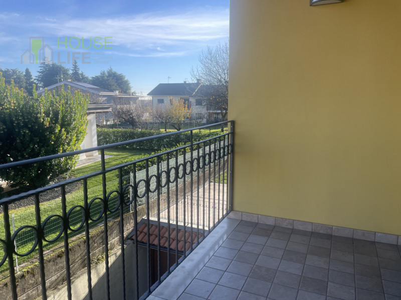 SAN VITO DI LEGUZZANO: in zona residenziale comoda al centro, proponiamo CASA AFFIANCATA DI TESTA...