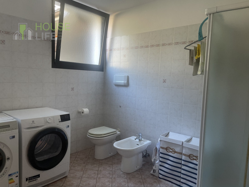 SAN VITO DI LEGUZZANO: in zona residenziale comoda al centro, proponiamo CASA AFFIANCATA DI TESTA...