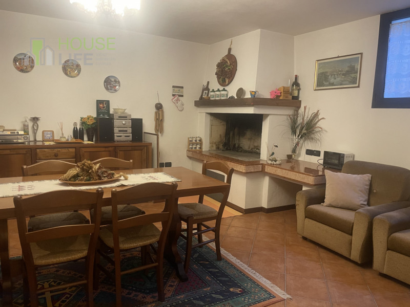 SAN VITO DI LEGUZZANO: in zona residenziale comoda al centro, proponiamo CASA AFFIANCATA DI TESTA...