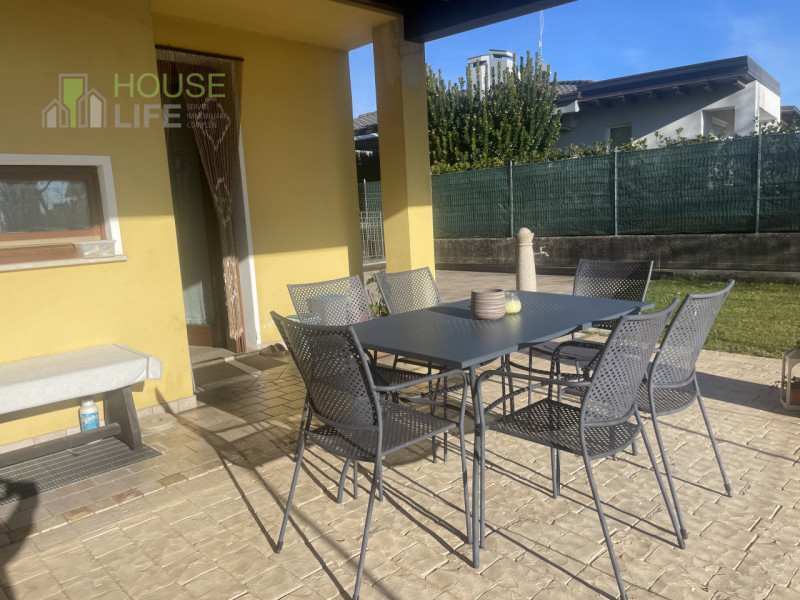 SAN VITO DI LEGUZZANO: in zona residenziale comoda al centro, proponiamo CASA AFFIANCATA DI TESTA...