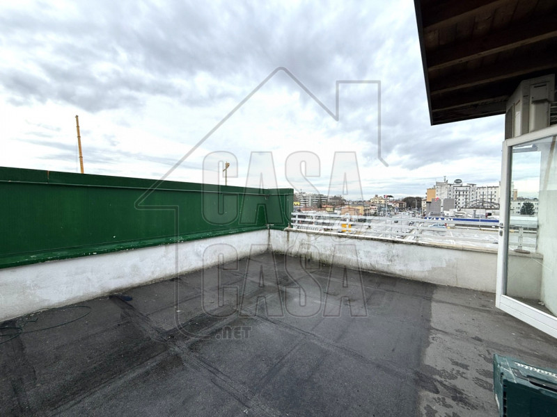 Scopri questo splendido attico trilocale situato nel cuore della vivace zona di Stanga a Padova. ...