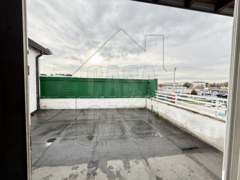 Scopri questo splendido attico trilocale situato nel cuore della vivace zona di Stanga a Padova. ...