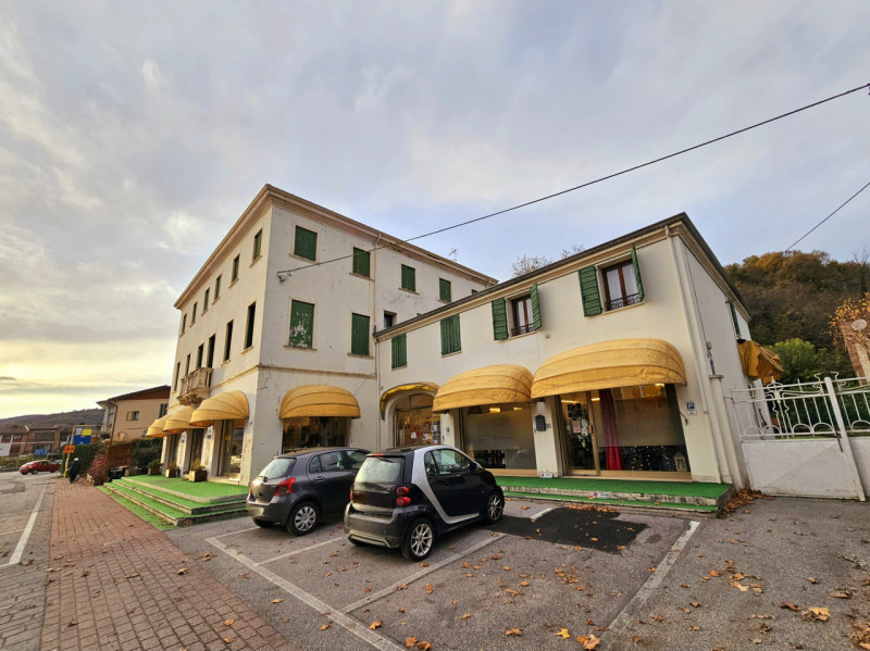 A Treponti, frazione di Teolo, in una zona centrale di forte passaggio, proponiamo in vendita neg...
