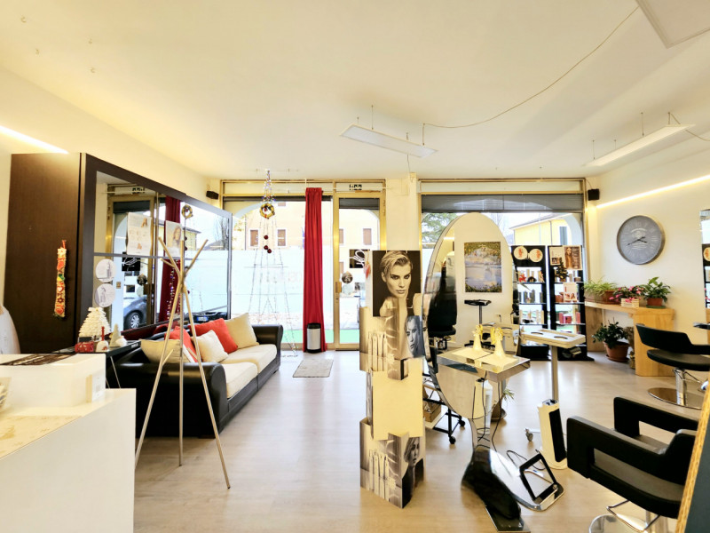 A Treponti, frazione di Teolo, in una zona centrale di forte passaggio, proponiamo in vendita neg...