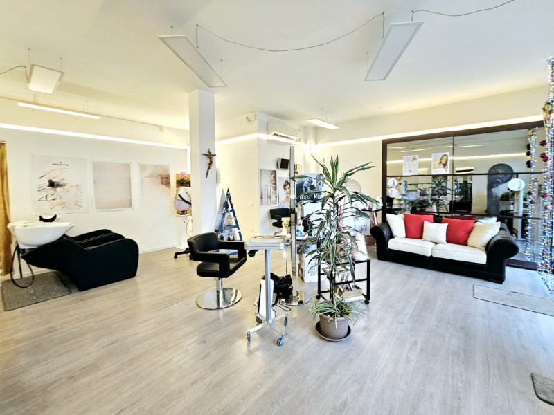 A Treponti, frazione di Teolo, in una zona centrale di forte passaggio, proponiamo in vendita neg...