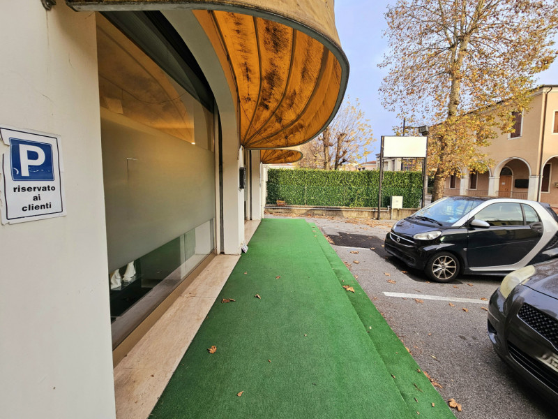 A Treponti, frazione di Teolo, in una zona centrale di forte passaggio, proponiamo in vendita neg...