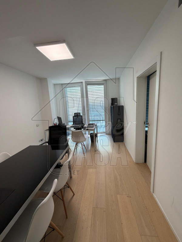 Scopri questo splendido appartamento quadrilocale in vendita situato nel cuore del Centro Storico...