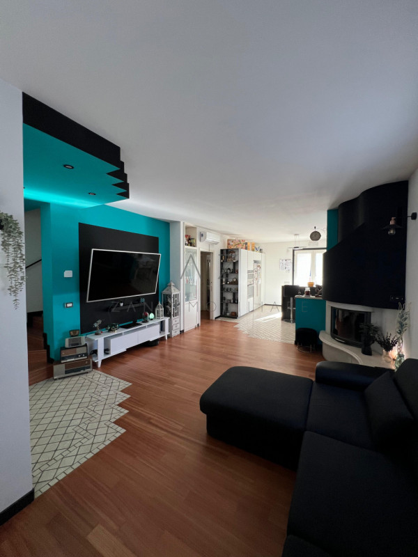 Proponiamo in vendita una splendida porzione bifamiliare situata nel cuore di Castelfranco Veneto...