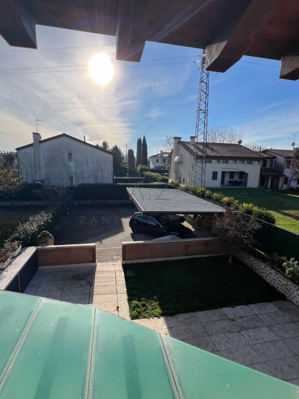 Proponiamo in vendita una splendida porzione bifamiliare situata nel cuore di Castelfranco Veneto...