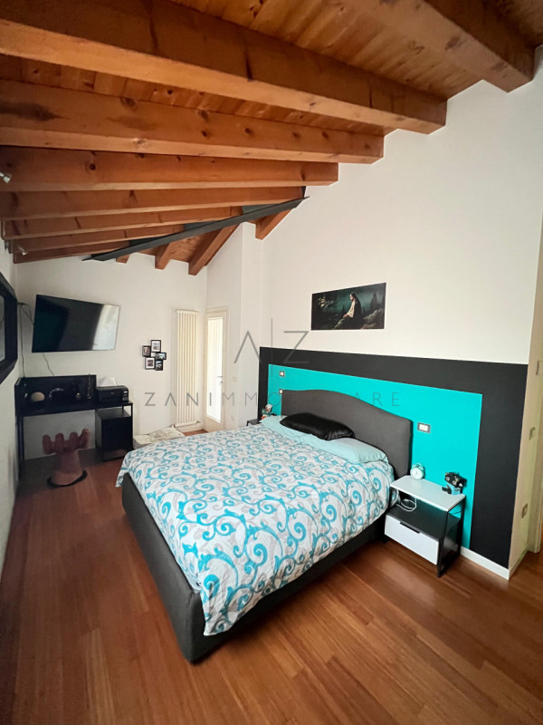 Proponiamo in vendita una splendida porzione bifamiliare situata nel cuore di Castelfranco Veneto...