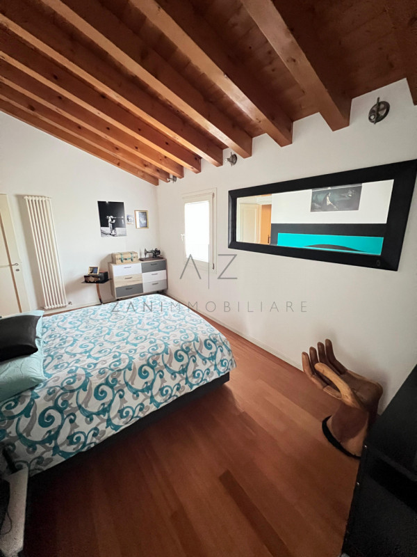 Proponiamo in vendita una splendida porzione bifamiliare situata nel cuore di Castelfranco Veneto...