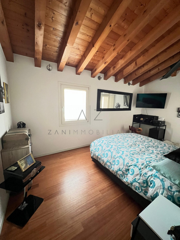 Proponiamo in vendita una splendida porzione bifamiliare situata nel cuore di Castelfranco Veneto...