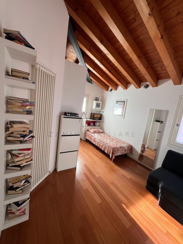 Proponiamo in vendita una splendida porzione bifamiliare situata nel cuore di Castelfranco Veneto...