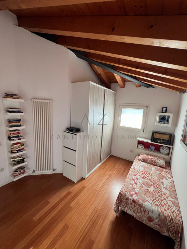 Proponiamo in vendita una splendida porzione bifamiliare situata nel cuore di Castelfranco Veneto...