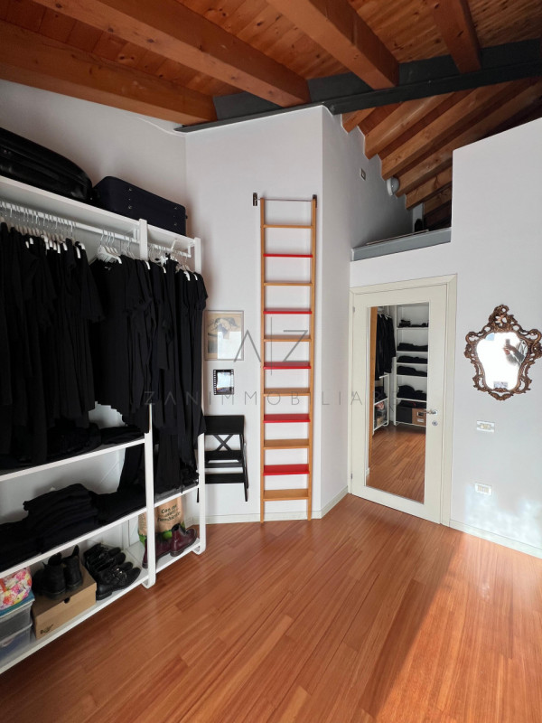 Proponiamo in vendita una splendida porzione bifamiliare situata nel cuore di Castelfranco Veneto...