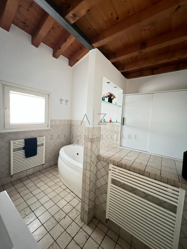 Proponiamo in vendita una splendida porzione bifamiliare situata nel cuore di Castelfranco Veneto...